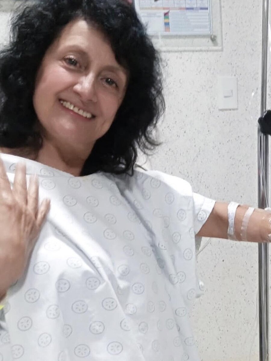 Rosita Bouchot sonriendo y saludando desde su cama del hospital